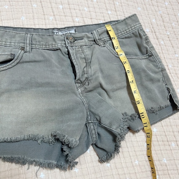 Free People Gray Distressed Denim Cut Off Jean Shorts Size 28 - 2.5" - Picture 6 of 8
